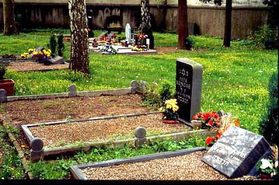 Mit dem Jahre 1994 setzten neue Bestattungen auf dem Friedhof ein.