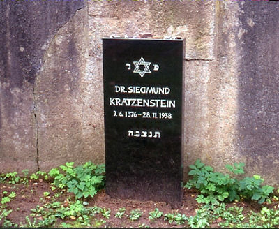 Im Jahre 2006 wurde Dr. Kratzenstein im Beisein seines in den USA lebenden Sohnes auf dem jdischen Friedhof in der Scharnhorststrae dieser Grabstein gesetzt.