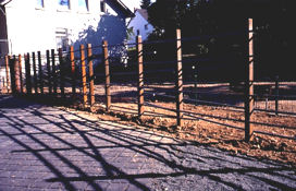 Das Mahnmal und Hans-Jürgen Breuste während der Bauphase