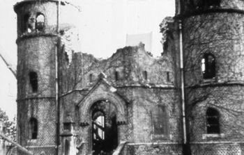 Die beiden Fotos (Quelle Stadtarchiv) zeigen die zerstrte Synagoge